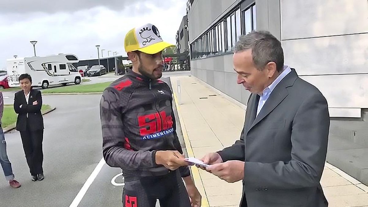 Andrés Turienzo entrega la carta a Jean–Marc Lechene en la central de Vestas en Aarhus, Dinamarca.-E. M.