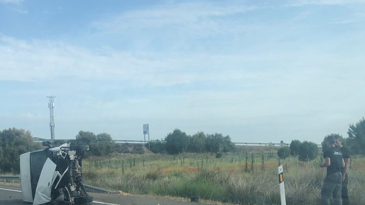 Vuelvo de una furgoneta en el pk 17, en la autovía A-601, a la altura de Aldeamayor de San Martín. -E.M.