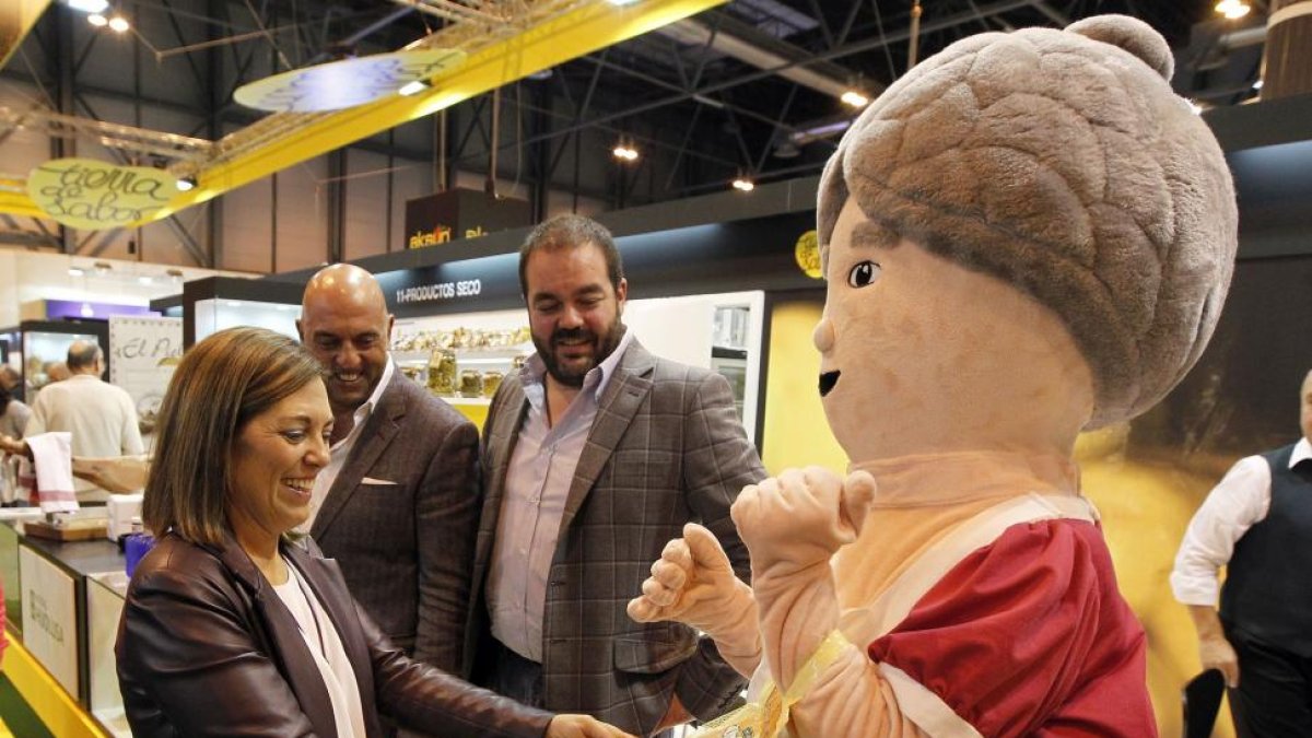 La consejera de Agricultura y Ganadería, Milagros Marcos, visita la VII edición de la Feria Fruit Attraction.-ICAL