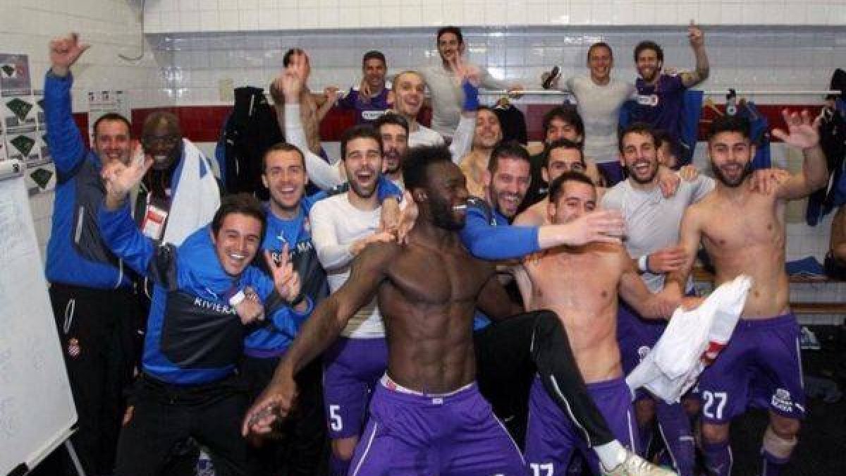 Los jugadores del Espanyol celebran el pase a semifinales en los vestuarios del Sánchez Pizjuán.-Foto: RCD ESPANYOL