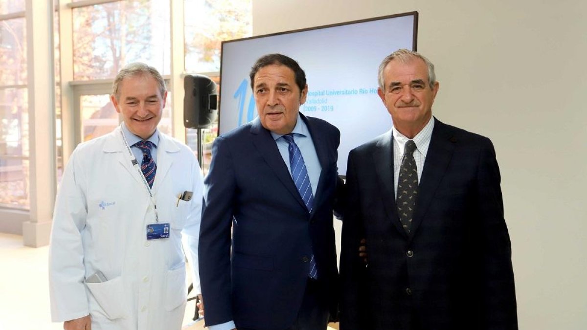 José Miguel García Vega, Antonio María Sáez Aguado y  Francisco Javier Álvarez Guisasola durante el acto.-ICAL