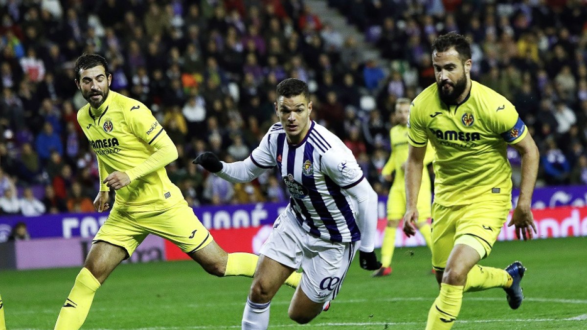 Ben Arfa corre en pos del balón en lucha con Gaspar. - J.M. LOSTAU
