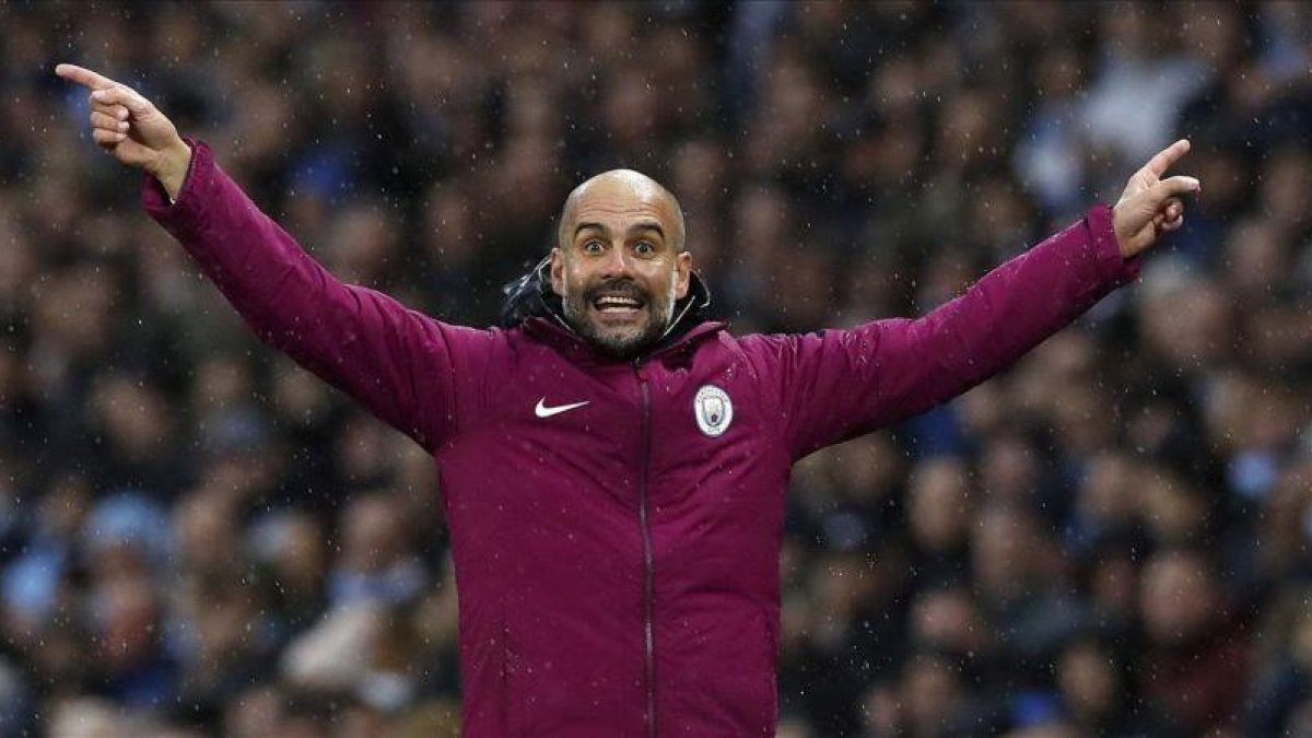 Guardiola da órdenes a los jugadores del City durante el duelo con el Burnley.-AP / MARTÍN RICKETT