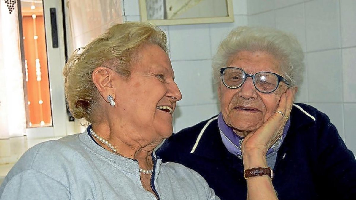 La ‘abuela’ de Cigales, Teodula Pilar, con su hija Cecilia ayer, en la celebración de su 109 cumpleaños.-EL MUNDO