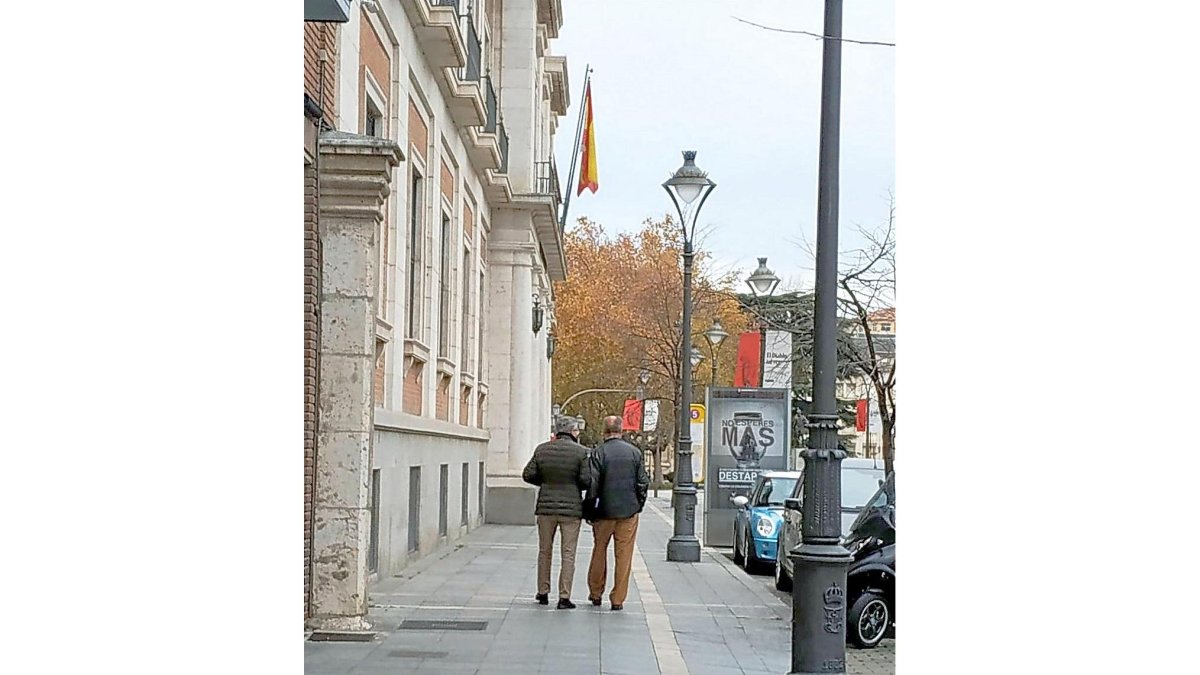 De la Riva y Manuel Sánchez recogen el auto de su absolución.-EUROPA PRESS