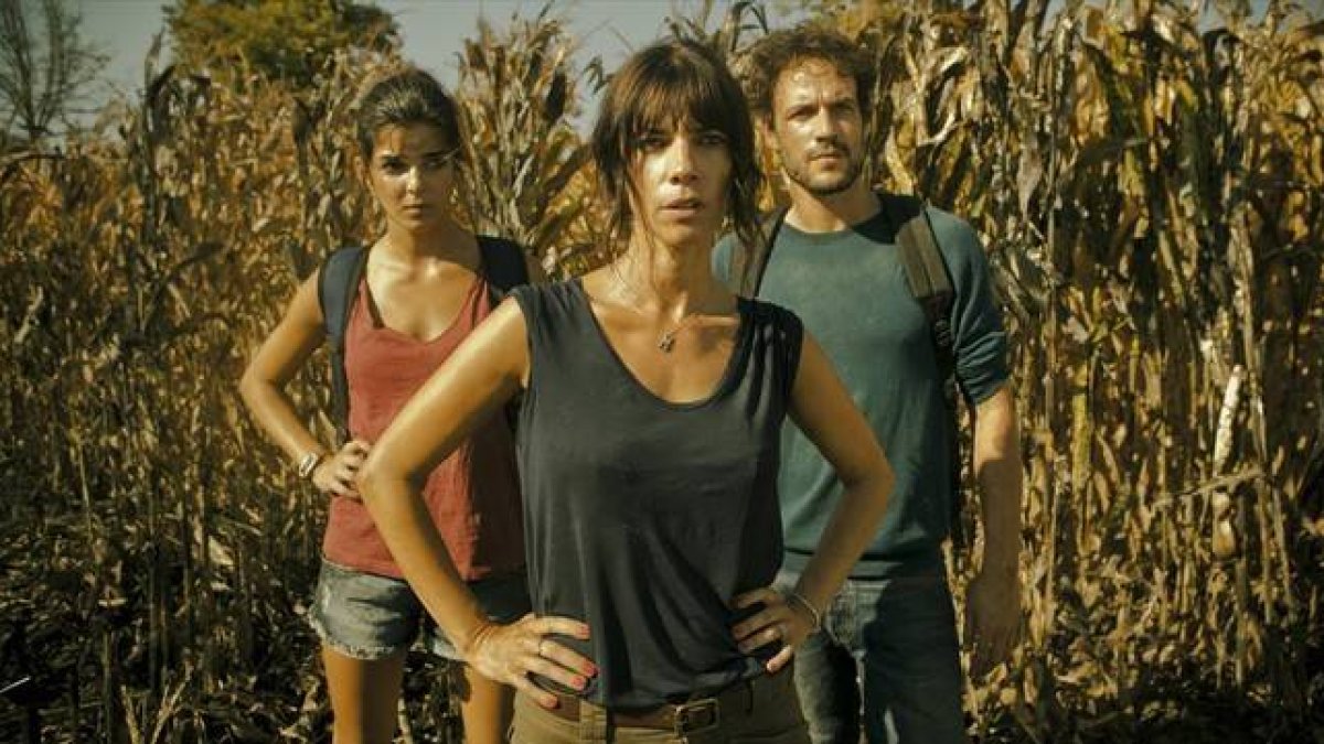 Maribel Verdú (en el centro), en una secuencia de la película 'Fin'.-