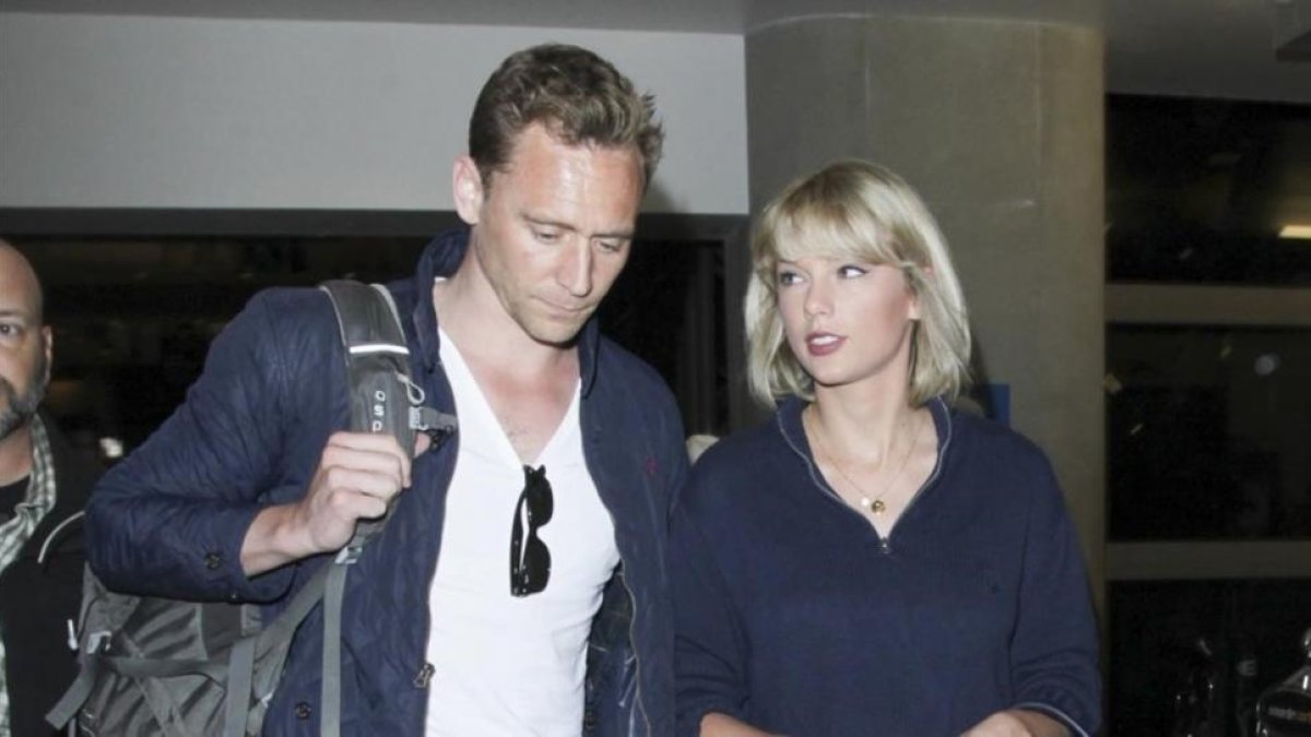 Taylor Swift y Tom Hiddleston, en el aeropuerto de Los Ángeles, el pasado 6 de julio.-