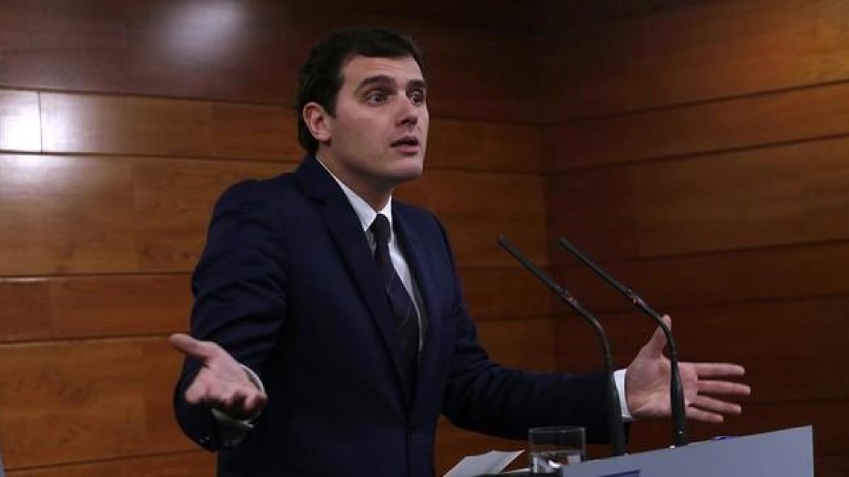 Rueda de prensa de Albert Rivera al término de su reunión con Mariano Rajoy, este lunes en la Moncloa.-DAVID CASTRO
