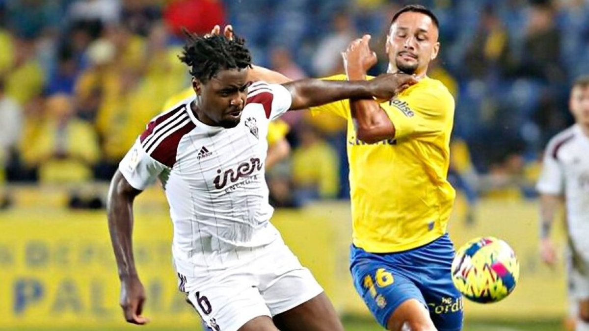 Boyomo pugna con Florin Andone en un partido de esta temporada. / ALBACETE CF