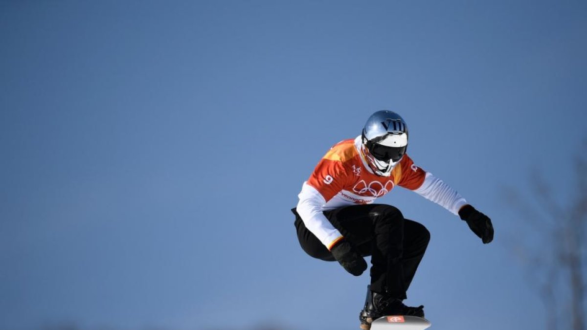 Regino Hernández, con el casco.-MARTIN BUREAU (AFP)