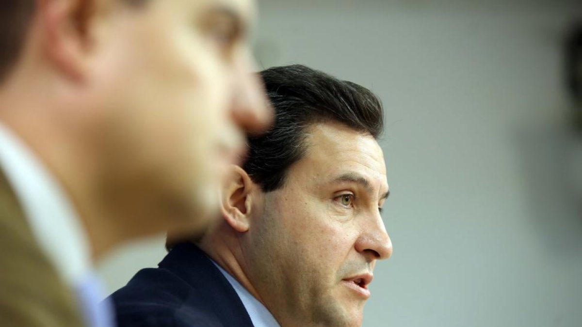 El portavoz del grupo parlamentario 'popular', Raúl de la Hoz, presenta una PNL en relación con la presión permanente revisable-ICAL