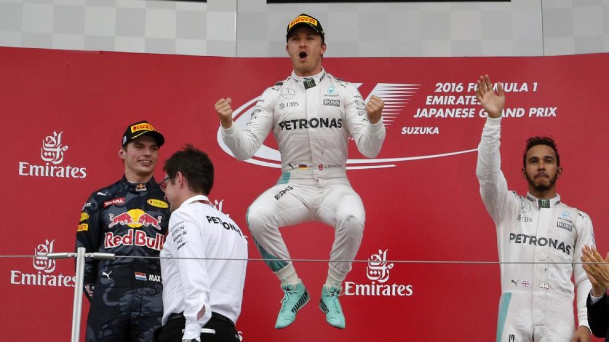 Nico Rosberg celebra la victoria, con Max Verstappen, segundo, y Lewis Hamilton, tercero, en Suzuka.-AP