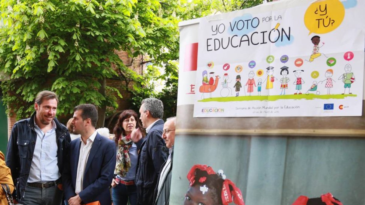 El candidato del PSOE a la Presidencia de la Junta, Luis Tudanca, junto al candidato a la alcaldía de Valladolid, Óscar Puente-Ical
