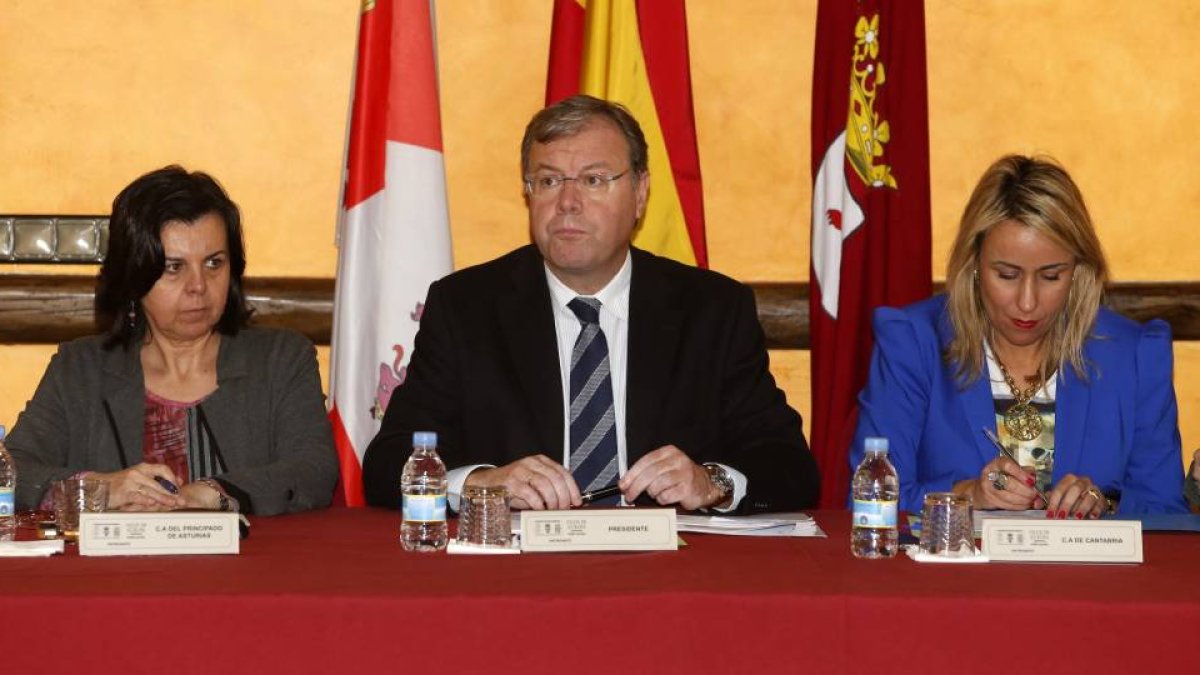 El consejero de Fomento y Medio Ambiente de la Junta, Antonio Silván; la consejera de Agroganadería de Asturias, Maria Jesús Álvarez (I) y la consejera de Ganadería, Pesca y Desarrollo Rural, Blanca Azucena Martínez (D)-Ical