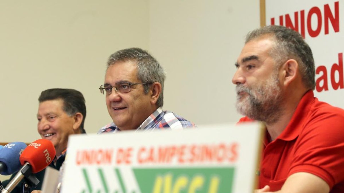 Los responsables de UCCL Nacho Arias y Valentín García, presentan los actos del 40 aniversario de la constitución de la organización en Valladolid-Miriam Chacón / ICAL