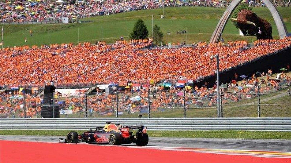 Max Verstappen, ante la grada holandesa del circuito austriaco.-AFP / JOE KLAMAR
