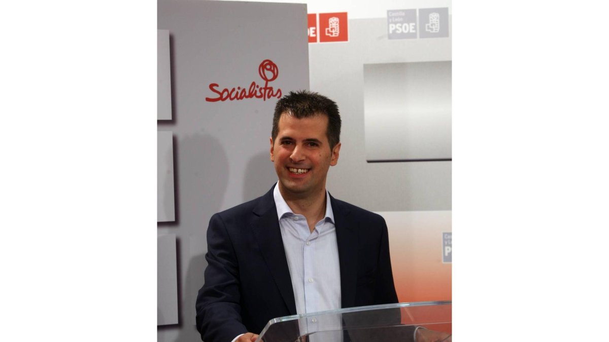El candidatos a la Secretaría regional del PSOE, Luis Tudanca, al inicio del debate-Ical
