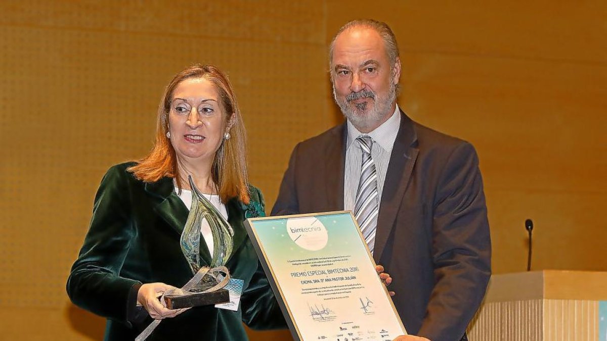 La presidenta del Congreso, Ana Pastor, acompañada de Alex Miranda, promotor del premio.-J.M. LOSTAU