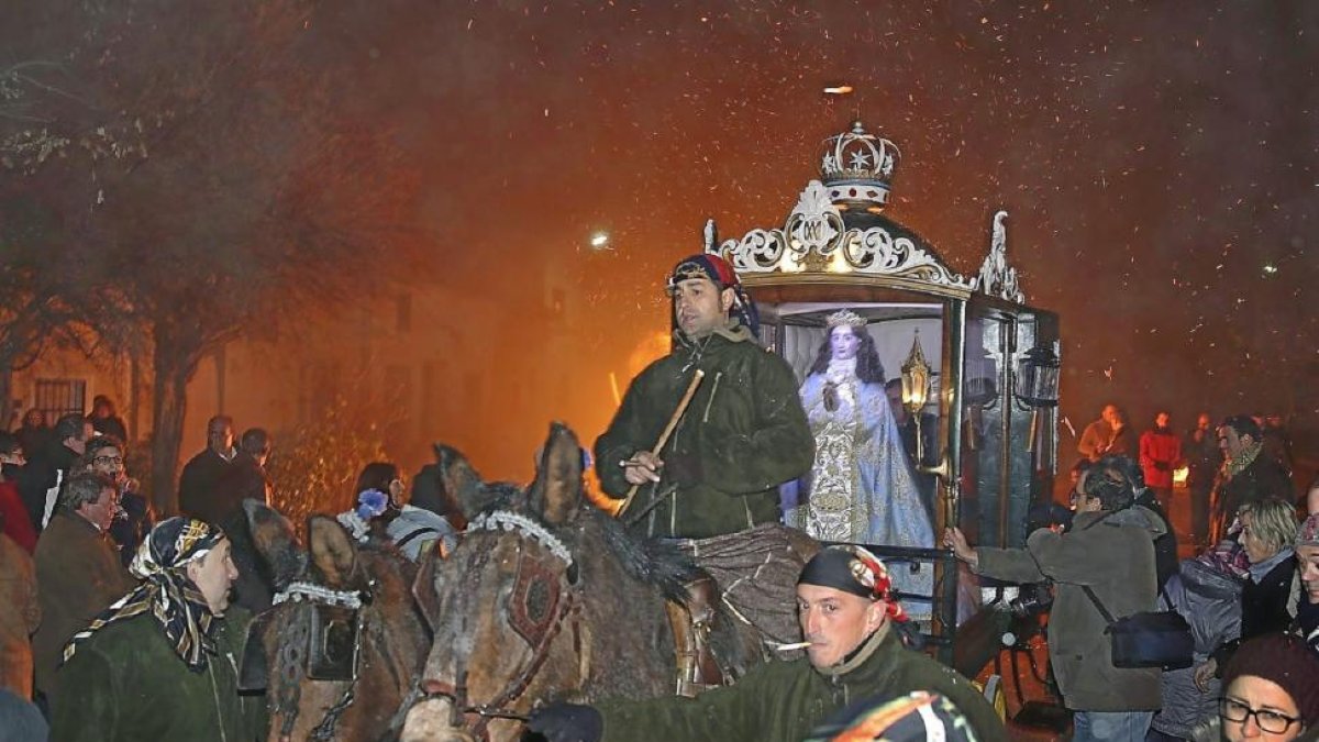 Virgen de los Pegotes en Nava del Rey.-J. M. LOSTAU