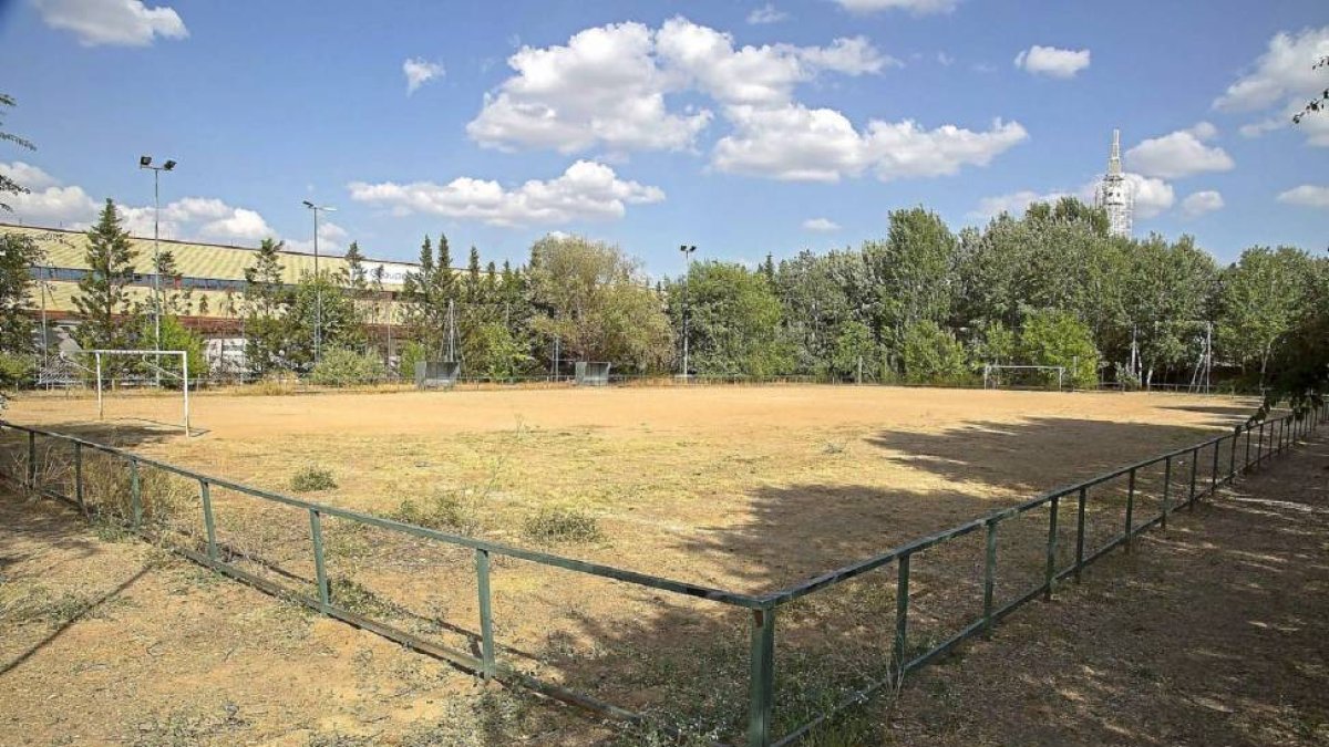 Parcela municipal de uso deportivo entre la antigua fábrica de Coca-cola y aparcamientos de Centrolid.-Alberto Mingueza