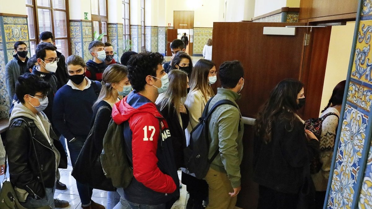 Los alumnos del la facultad de Derecho de la UVa a la entrada de una de las clases presenciales. J.M. LOSTAU