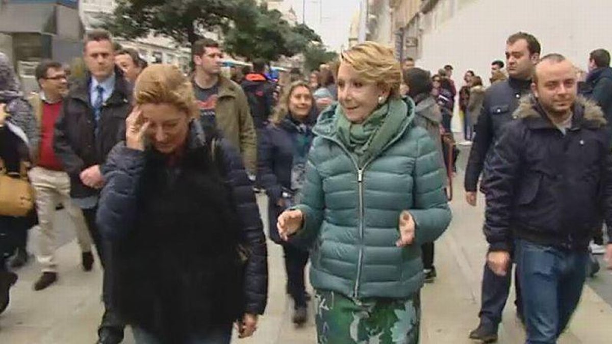 Esperanza Aguirre mide personalmente la longitud de las aceras de la Gran Vía de Madrid.-ATLAS
