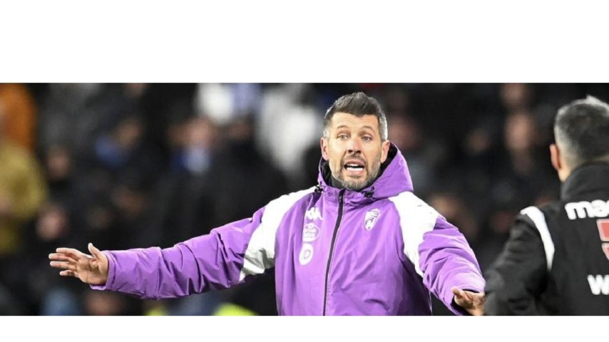 Paulo Pezzolano hace indicaciones al tercer árbitro en el último partido ante el Tenerife / LALIGA