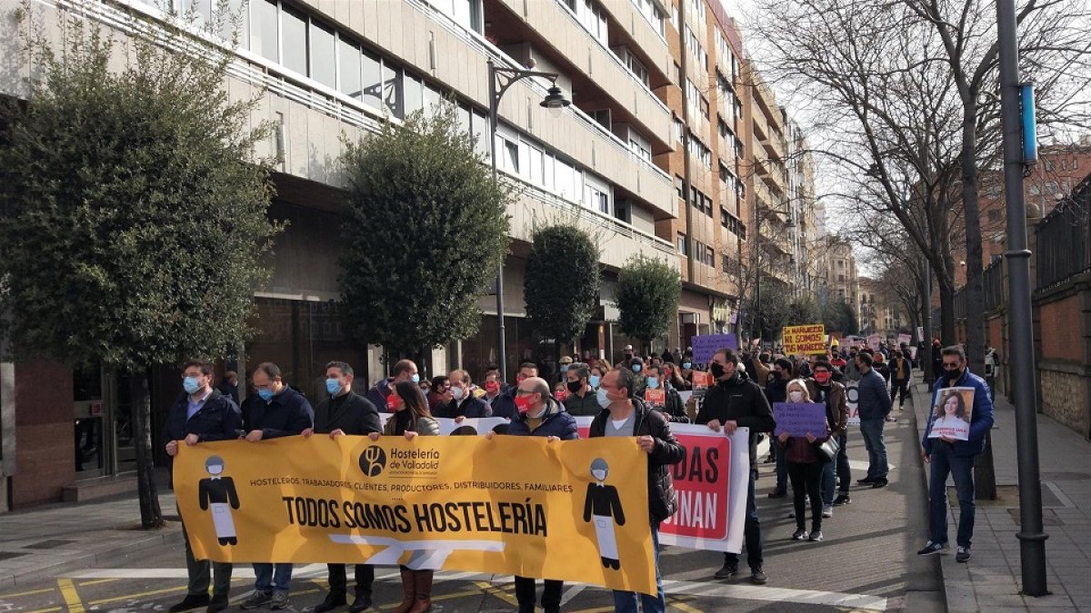 Hosteleros de Valladolid se manifiestan por la sistuación del sector como consecuencia de los cierres y limitaciones establecidos por la pandemia. / EUROPA PRESS