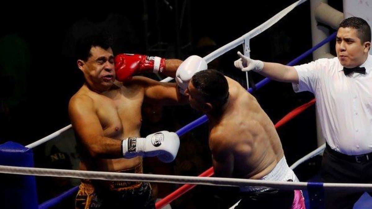 Los alcaldes de Mixco, Ernest Bran (a la izquierda), e Ipala, Esduin Javier Javier, durante la pelea.-EFE / ESTEBAN BIBA