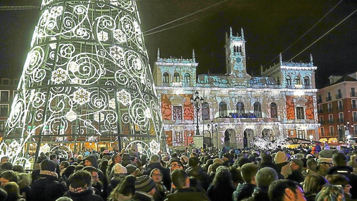 El árbol de Navidad y la Casa Consistorial iluminados ayer durante el encendido de las luces navideñas en una Plaza Mayor llena de asistentes.-J.M. LOSTAU