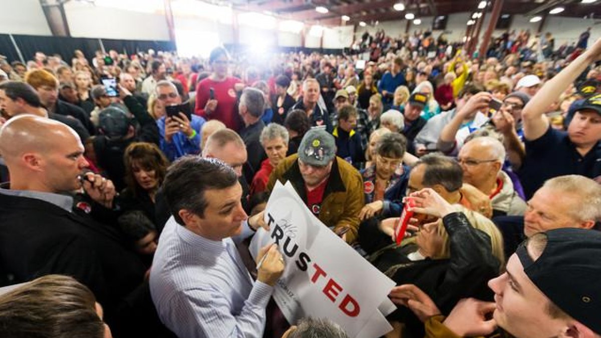 Ted Cruz firma autógrafos a sus seguidores en un mítin en Idaho, este sábado.-AP / SHAWN GUST