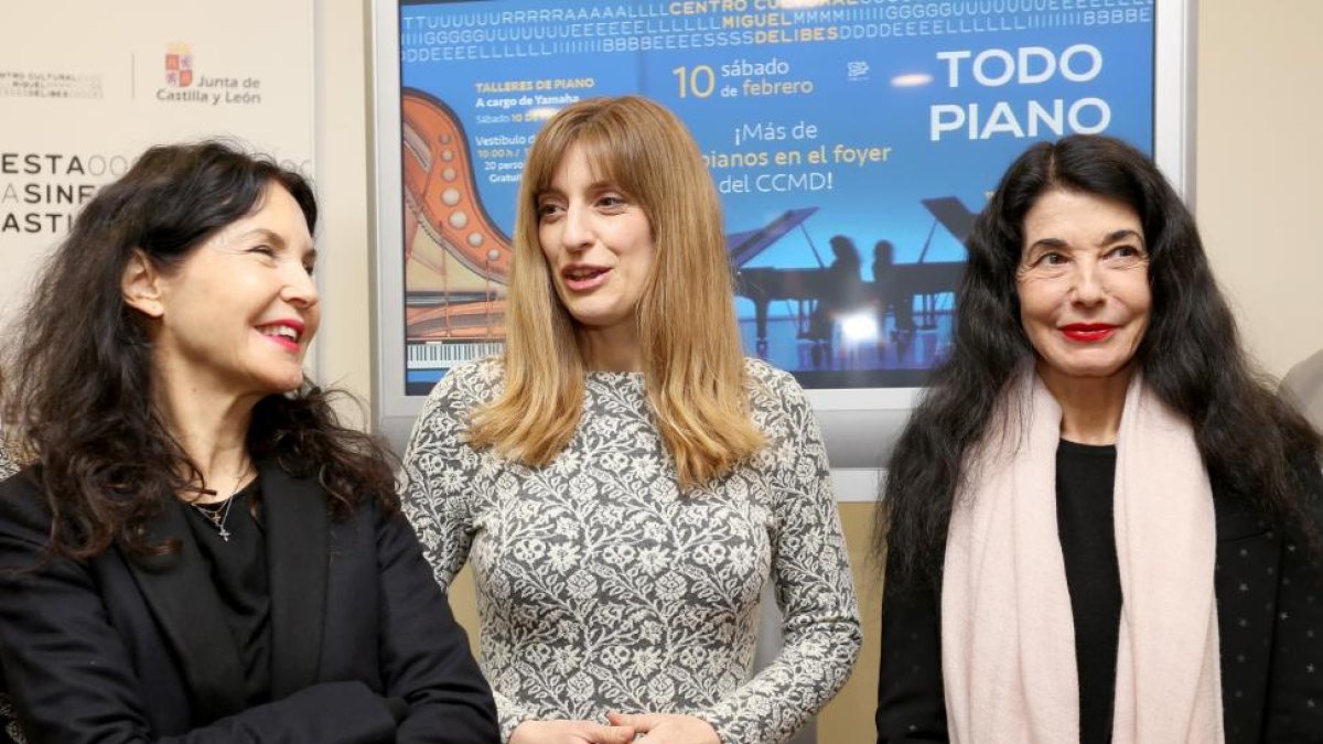 La directora general de Políticas Culturales, Mar Sancho, presenta la iniciativa 'Todo piano', previa al concierto de abono número ocho de la temporada de la Orquesta Sinfónica de Castilla y León. Junto a ella, las pianistas Katia Labéque (I) y Marielle L-ICAL