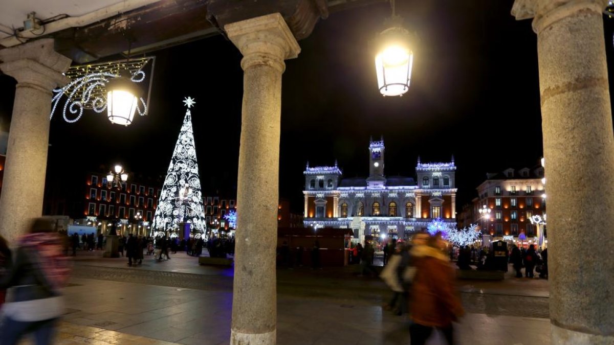 Imagen de la Plaza Mayor iluminada en fiestas.-ICAL