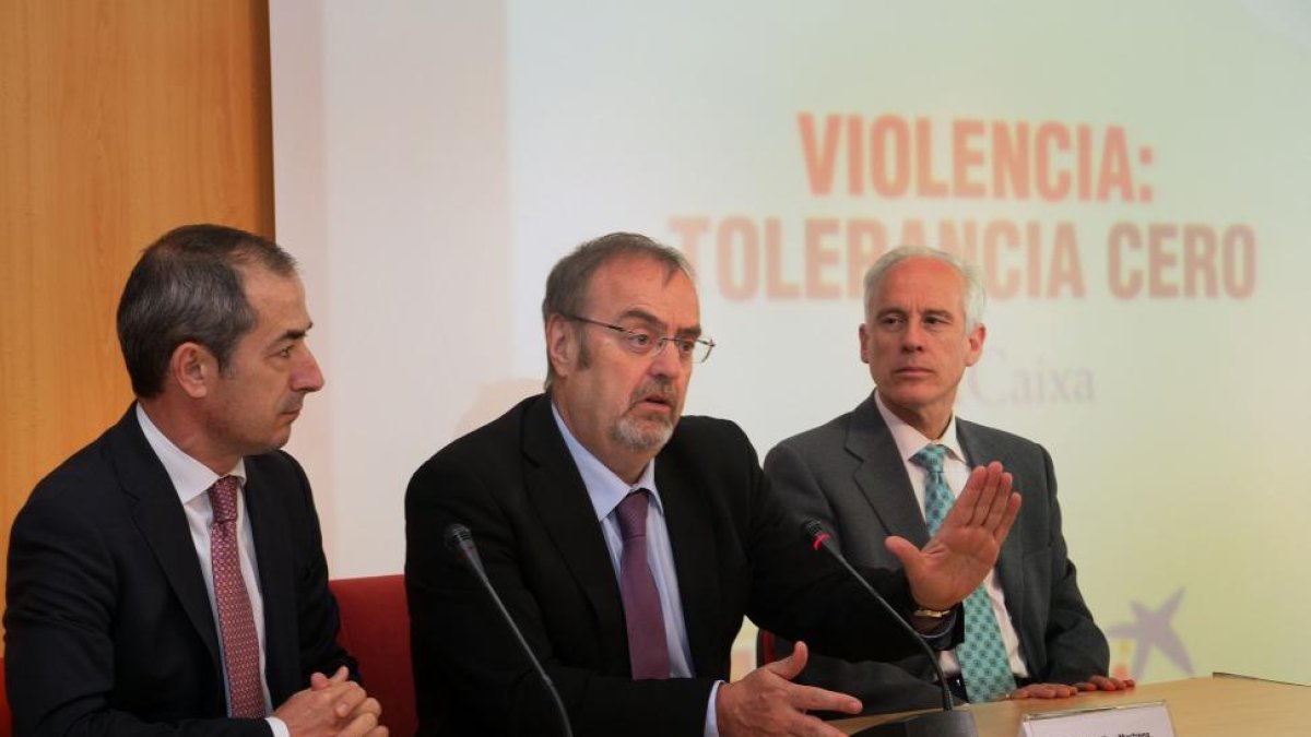El consejero de Educación, Fernando Rey (C); acompañado del director territorial de CaixaBank de Castilla y León y Asturias, José Manuel Bilbao(I); y del delegado de la Junta, Luis Domingo González(D), inaugura IV Jornada de Trabajo del Programa Educativo-ICAL