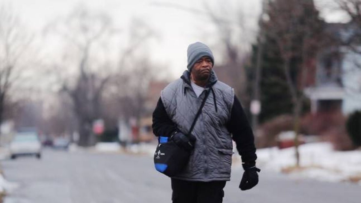 James Ronertson, de camino al trabajo.-Foto: AP / RYAN GARZA