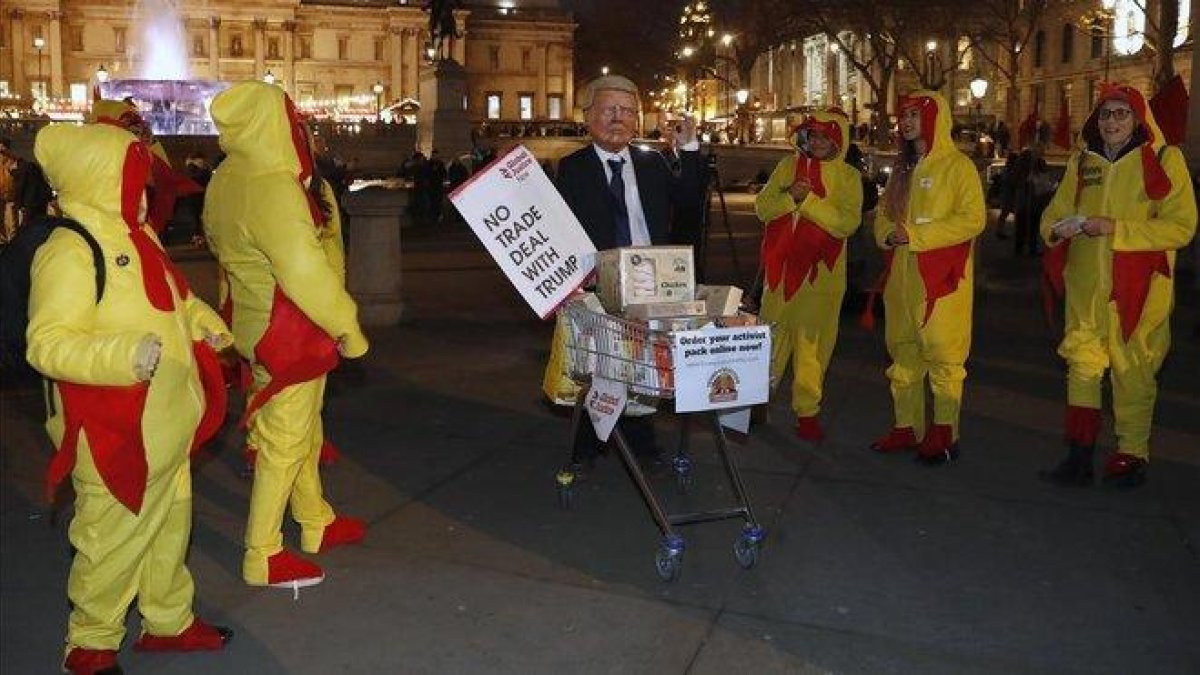 Manifestantes contra la cumbre de la OTAN y la visita del presidente de Estados Unidos, Donald Trump, este martes en Londres.-ALASTAIR GRANT (AP)