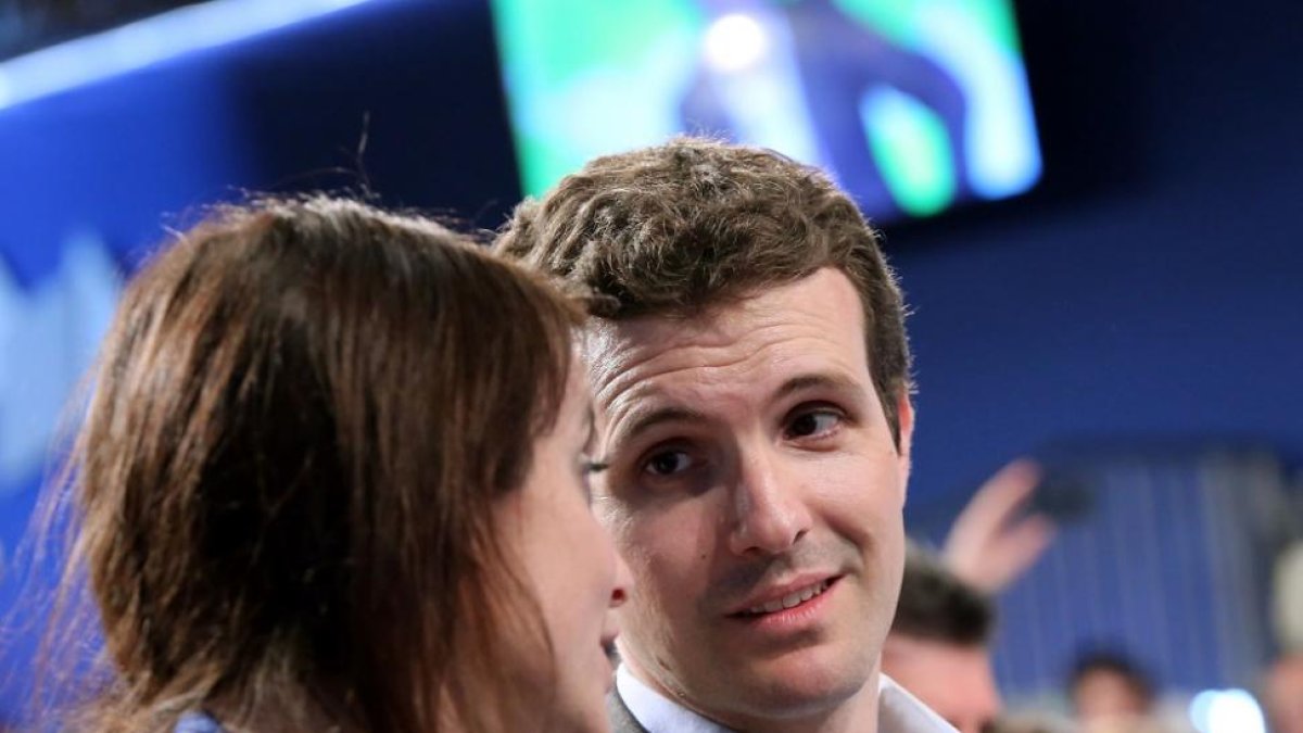 Pablo Casado conversa con la vicesecretaria de Estudios y Programas del Partido Popular, Andrea Levi.-ICAL