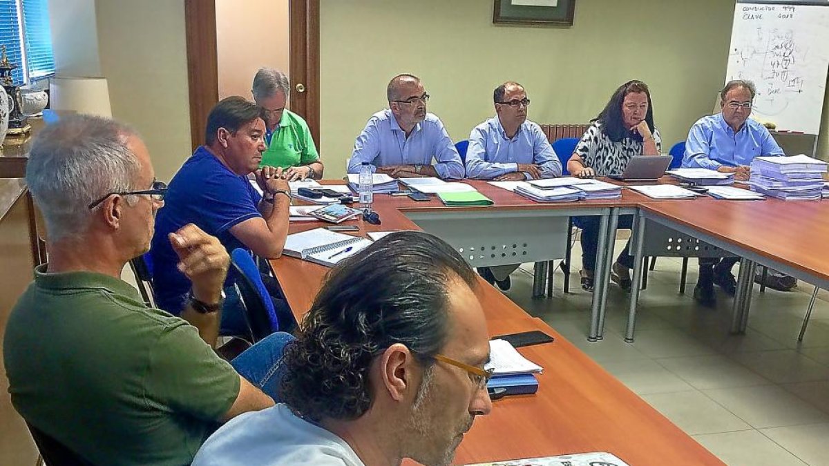 Imagen de los asistentes a la reunión mantenida ayer entre los represantes de los trabajadores de Auvasa y la empresa.-E.M.