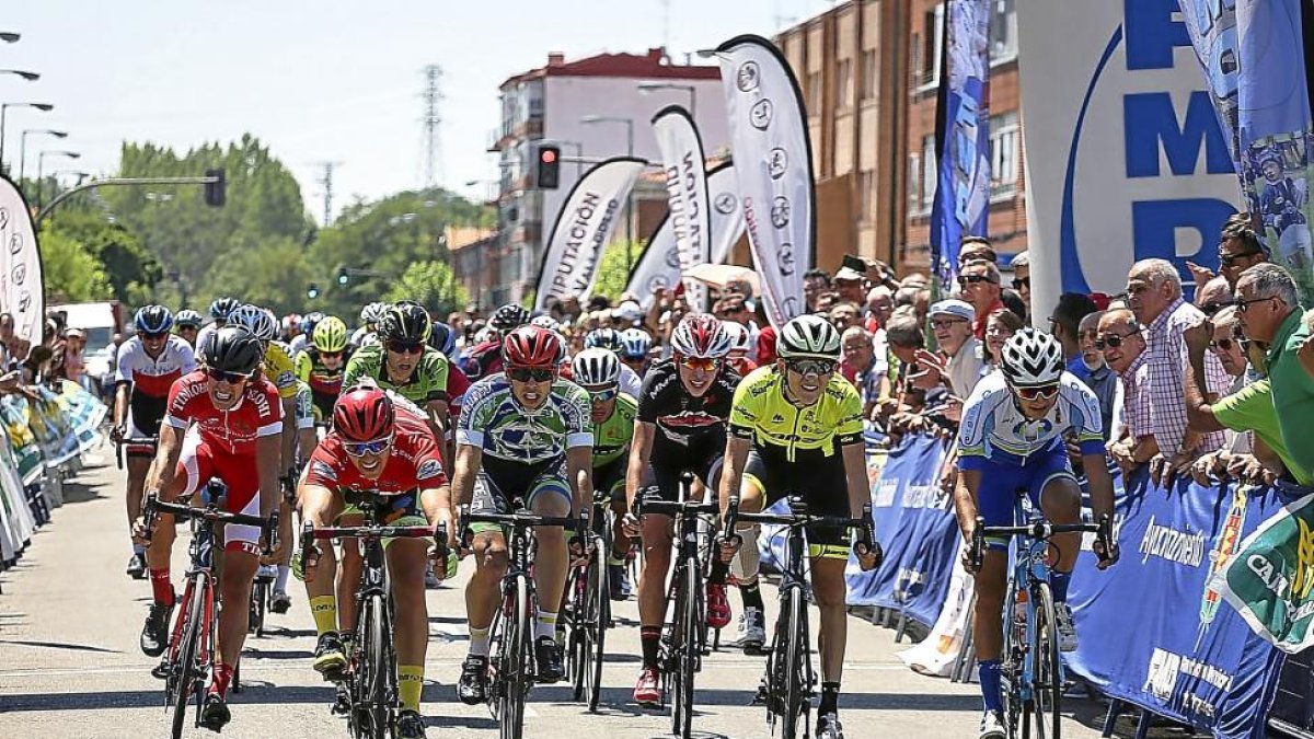 Llegada a meta durante una etapa de la Vuelta ciclista júnior a Valladolid.-MIGUEL A. SANTOS