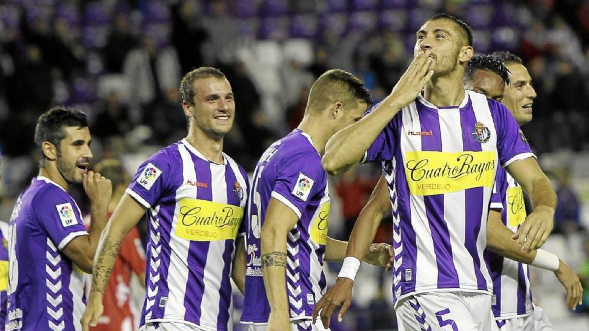 Samuel celebra un gol con el Valladolid.-J.M.L.