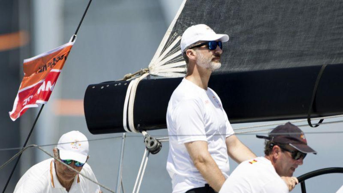 El Rey, al timón del Aifos, este domingo.-EFE / MARIA MUIÑA