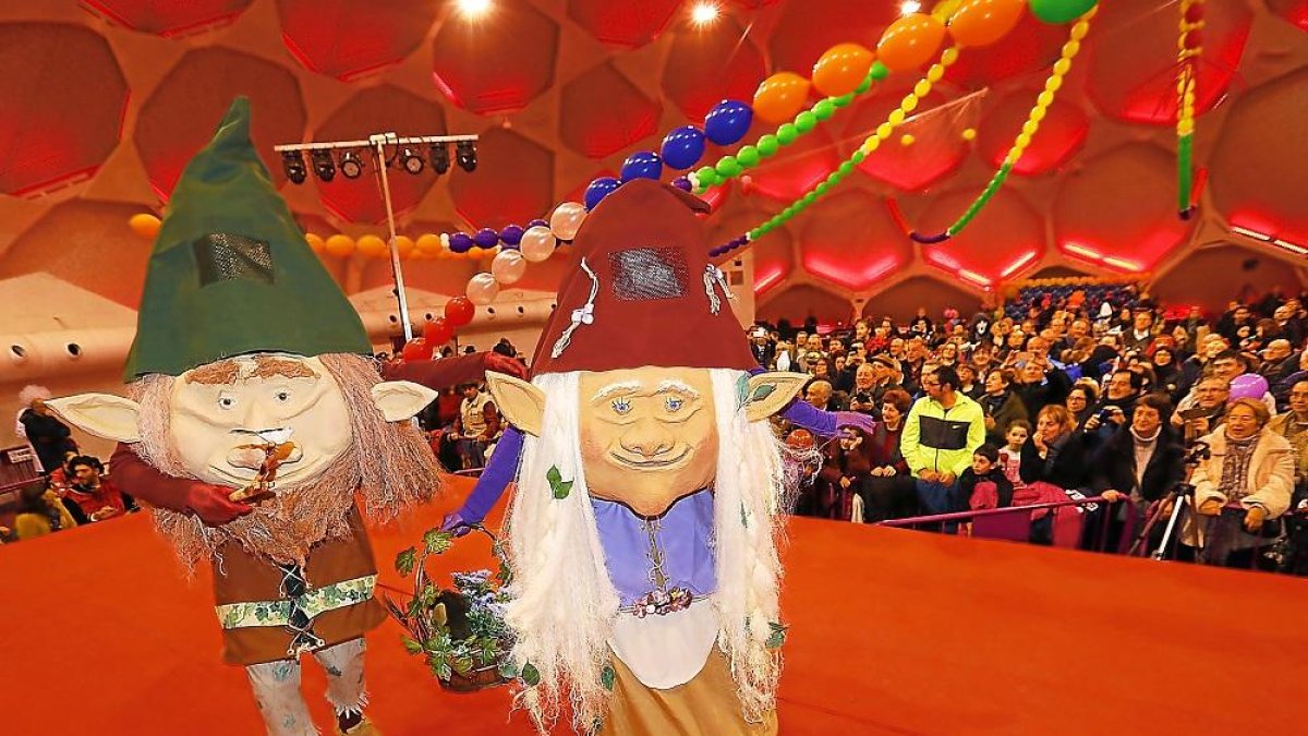 Concurso de disfraces en la Cúpula del Milenio en el carnaval del pasado año .-J.M. LOSTAU