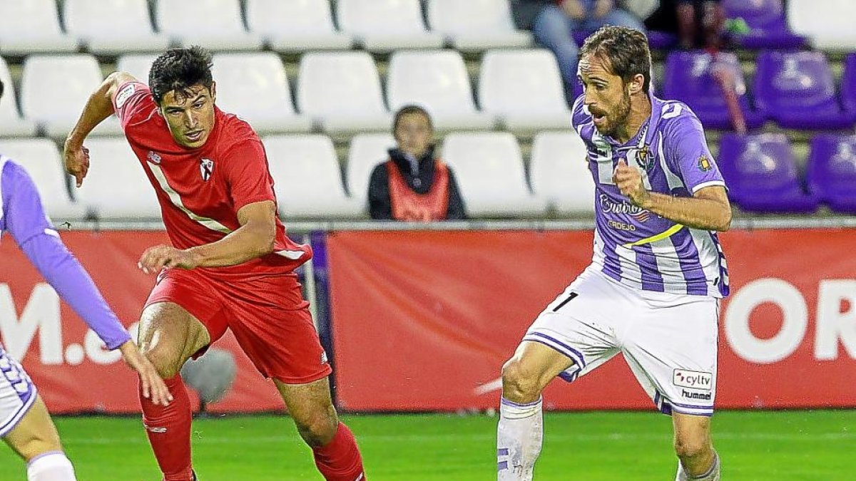 Borja Lasso sigue a Míchel, durante el Real Valladolid-Sevilla Atlético de la 16-17.-J.M. LOSTAU