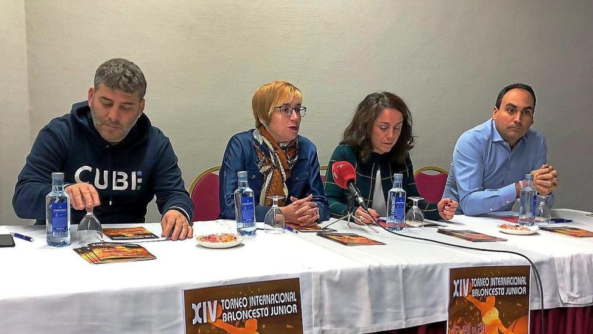 Mesa de presentación del torneo de baloncesto ayer en Arroyo.-J. J. F