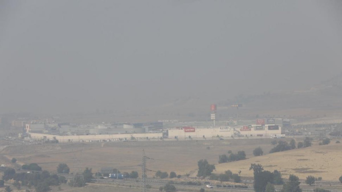 El cielo de Valladolid amaneció tapado por el humo.-J. M. LOSTAU