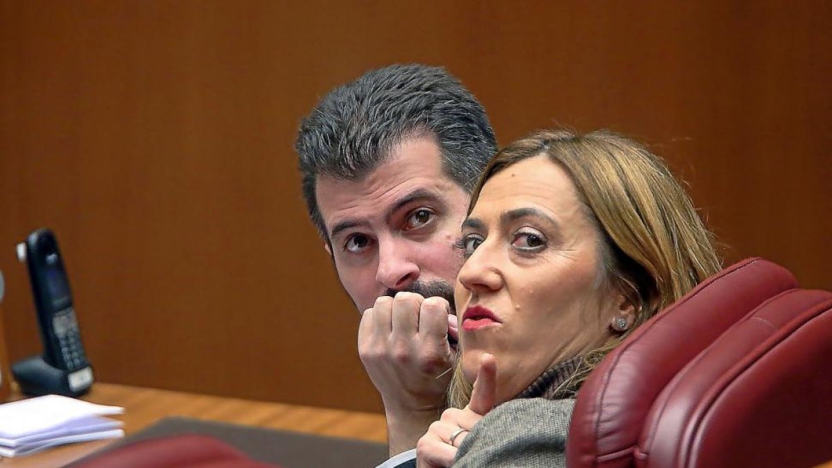 Luis Tudanca junto a la viceportavoz socialista, Virginia Barcones, durante el plneo de ayer.-ICAL