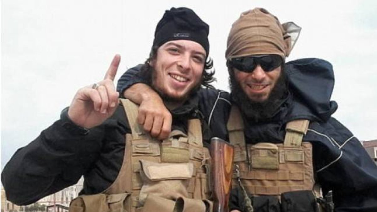 Redwane Hajaoui, a la izquierda, y Tarik Jadaoun, a la derecha, durante su estancia en Siria.-Foto: AGENCIAS