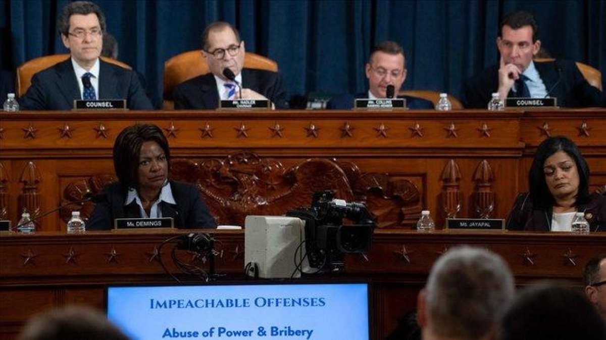 El comité judicial de la Cámara de Representantes de EEUU, este miércoles, en la primera sesión sobre el ’impeachment’.-SAUL LOEB (AFP)