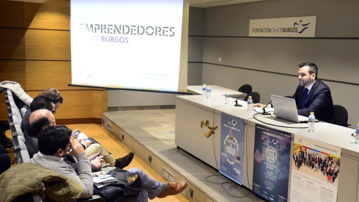 El responsable de financiación de Fundación Caja de Burgos, José Mellado, inicia la jornada sobre ayudas y financiación para emprendedores con la que Burgos se suma a las más de 220 ciudades que participan en el evento europeo ‘Startup Europe Week’.-ICAL
