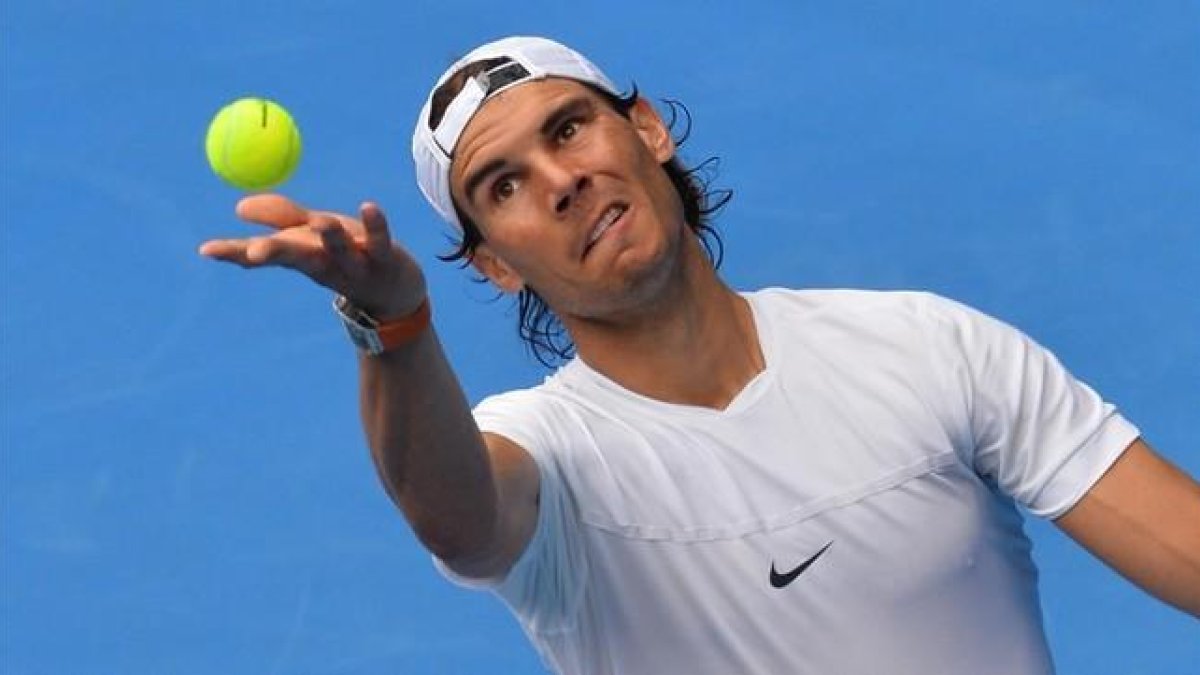 Rafael Nadal sirve durante un entrenamiento previo al inicio del Abierto de Australia, en Melbourne.-AFP / PAUL CROCK